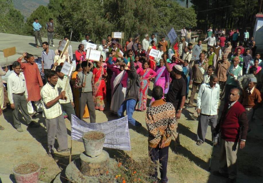 Stones rained on villagers to lock in school.