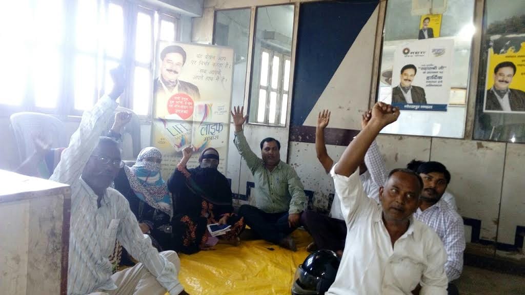 Sahara commotion of people in office