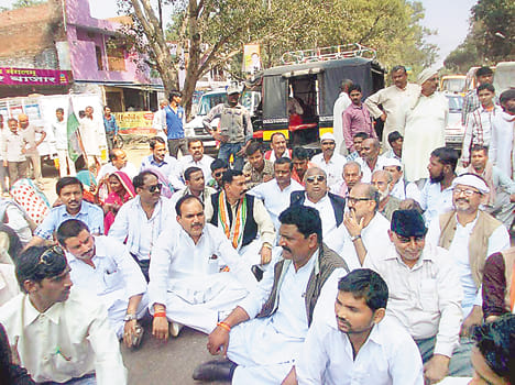 Rahul Gandhi's arrest outraged congressmen blocked highway