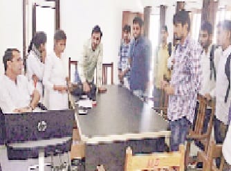 abvp karyakartaon ne pracharya ko ghera
