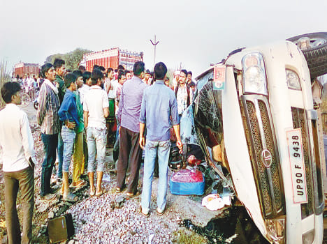 EO banda safari upturned, wife die