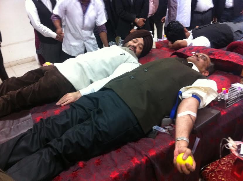 chandigarh advisor parimal rai donated blood in camp during golden jubli celebration