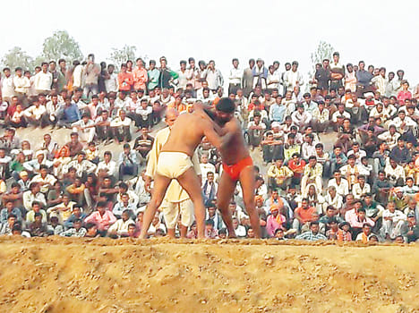 Cirque show wrestlers tactic