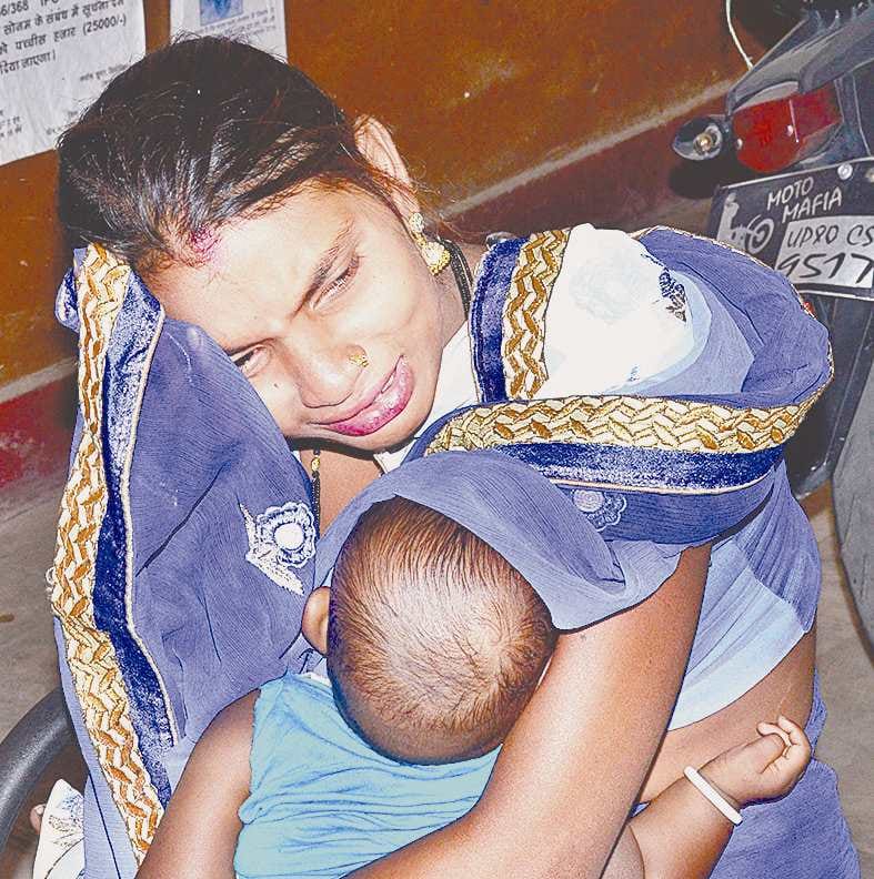 Mother to daughter by the hand and take away death