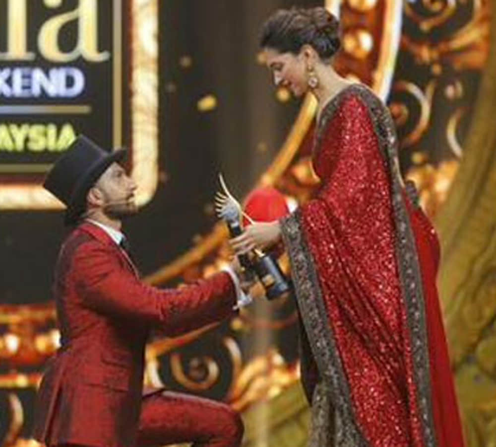 Ranveer and Deepika's kissing spree in public