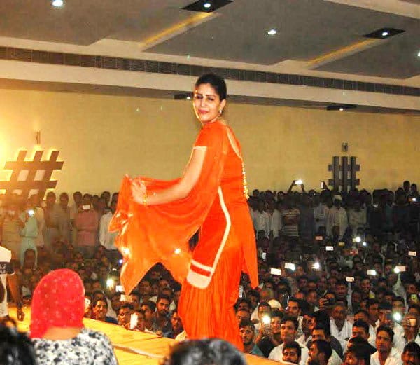 haryanvi singer sapna chaudhary again in controversy due to performance in kaithal