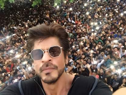 SRK’s “jabra” fans throng outside Mannat on his 51st b’day