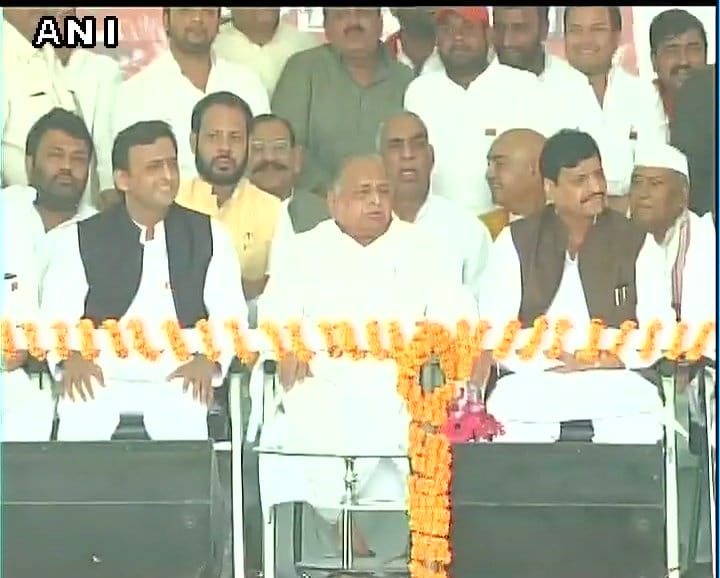 shivpal shares stage with expelled youth