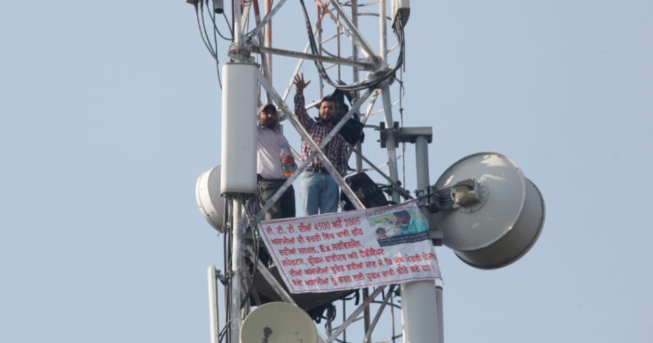 ETT teachers clibed on 80 feet high mobile tower with petrol bottles and highvoltage drama