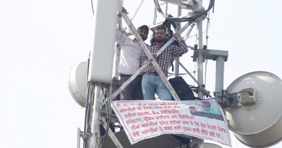 ETT teachers clibed on 80 feet high mobile tower with petrol bottles and highvoltage drama