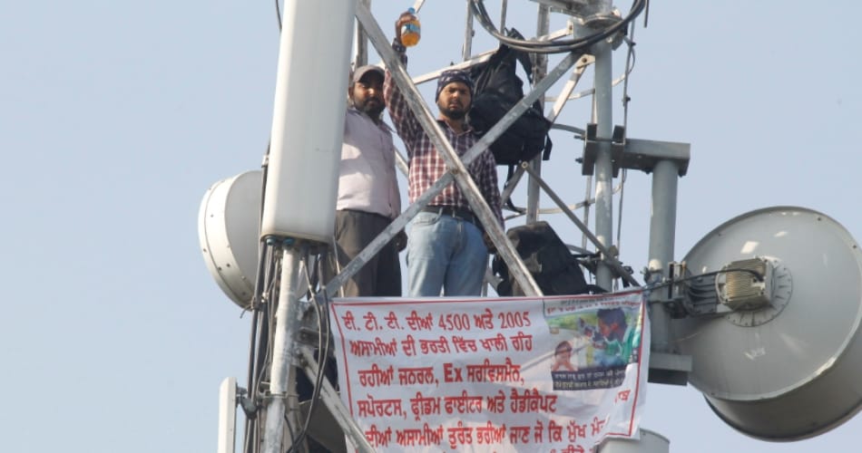 ETT teachers clibed on 80 feet high mobile tower with petrol bottles and highvoltage drama