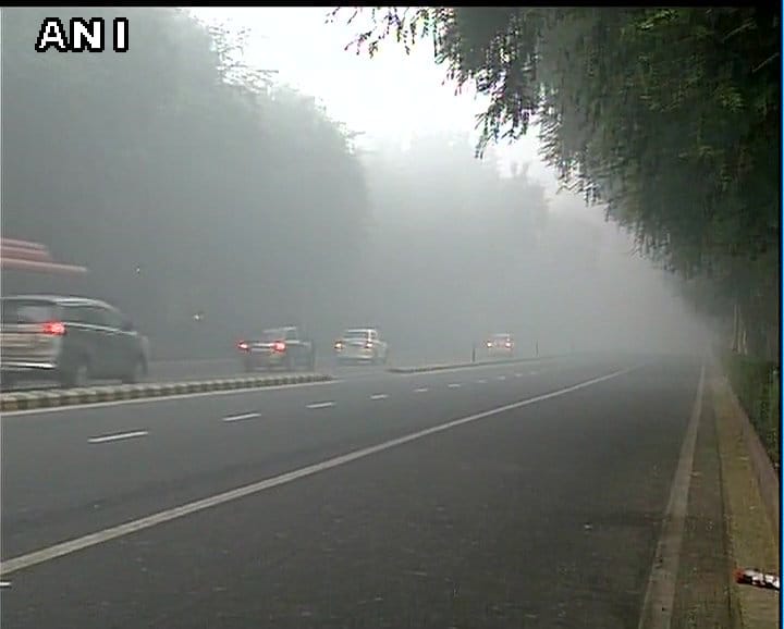 Thick smog engulfes the capital city even after three days of Diwali
