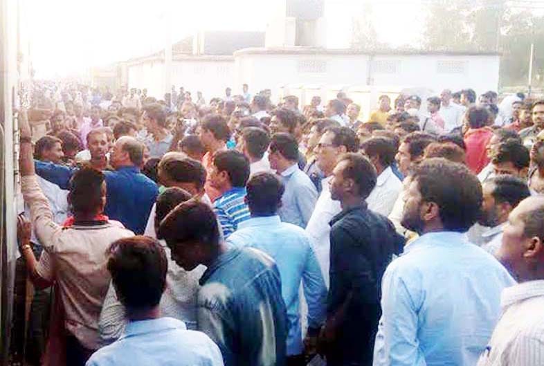 mumbai ltt train vendors throwned stones several passengers injured