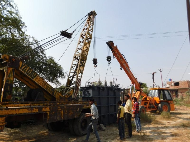 villagers throw stone on jcb in kalwari agra 