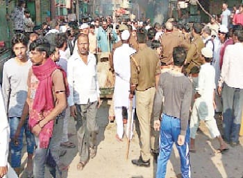 chhadiyan mein do pakshon mein sangharsh, panch ghayal