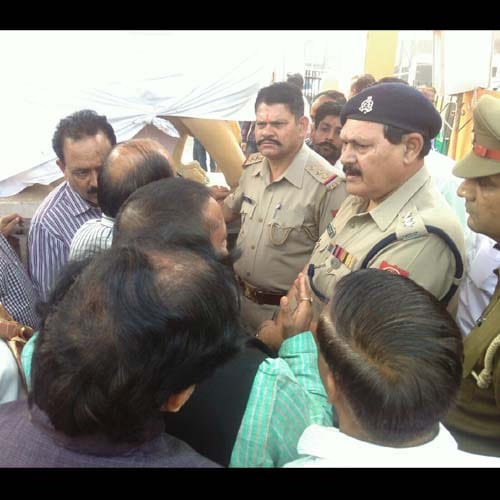 statue of Bharat mata has broken in Agra