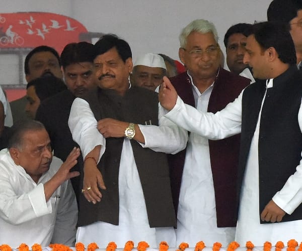 shivpal yadav meets akhilesh yadav between sp fued