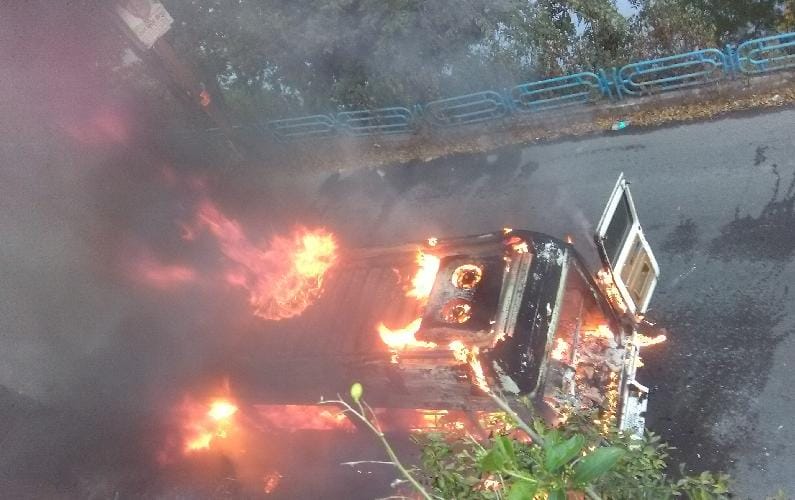 Carrying tourists Tempo Traveller fire