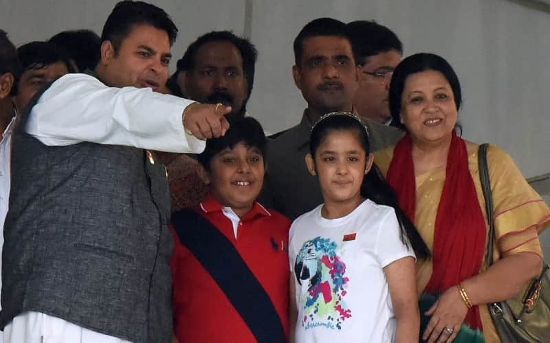 akhilesh son arjun touches feet of mulyam and shivpal