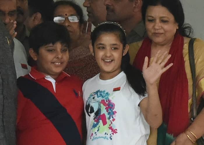 akhilesh son arjun touches feet of mulyam and shivpal