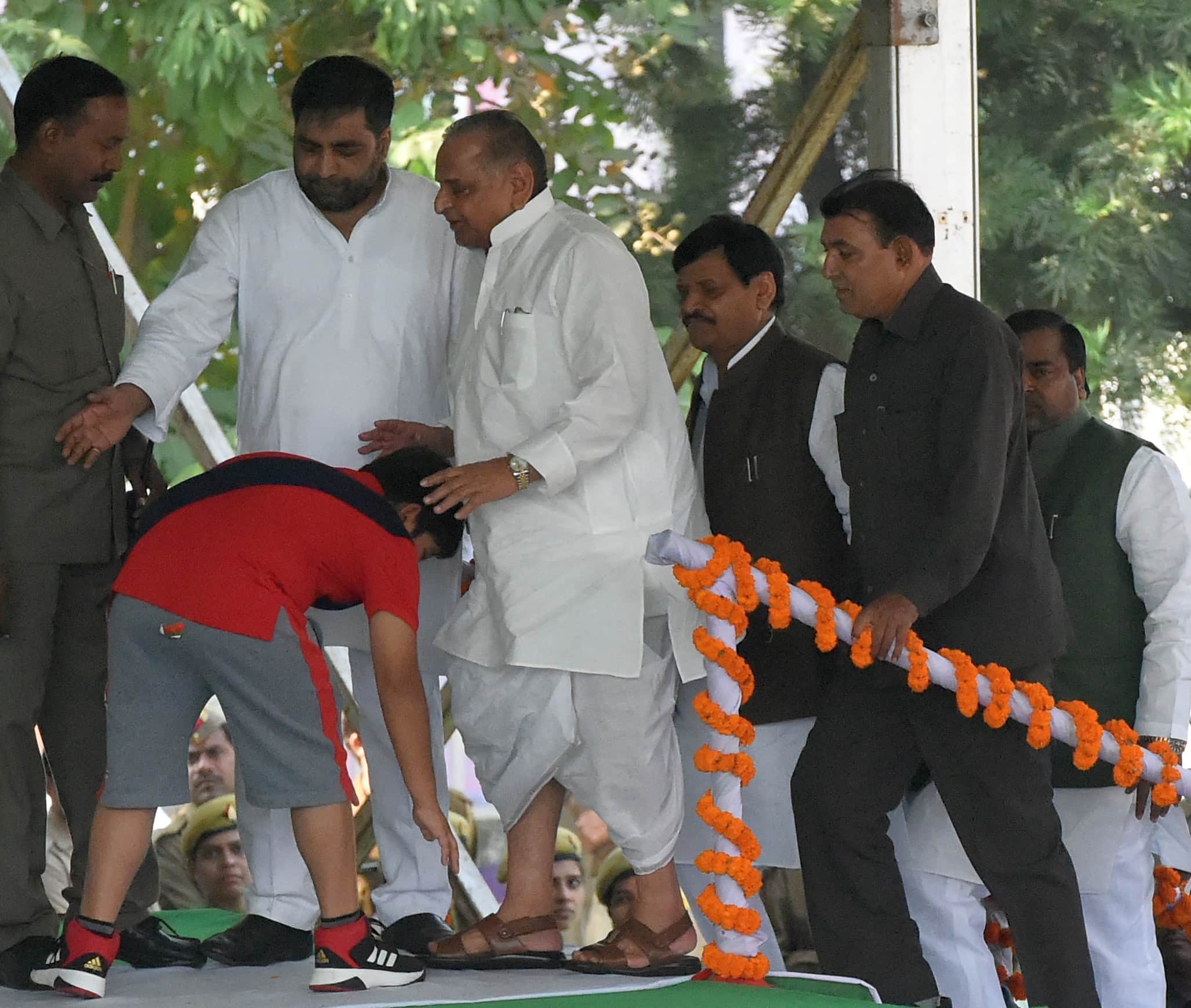 akhilesh son arjun touches feet of mulyam and shivpal