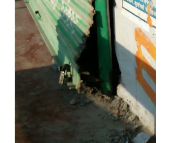 theft in three shops in Lucknow.
