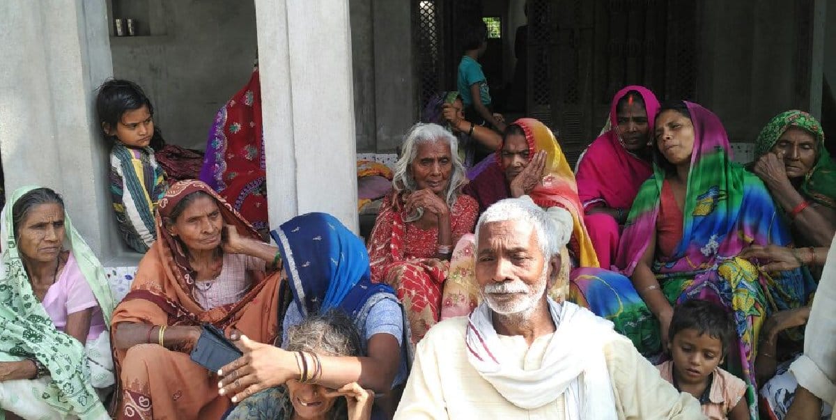 Western Union operator, killing four lakh looted