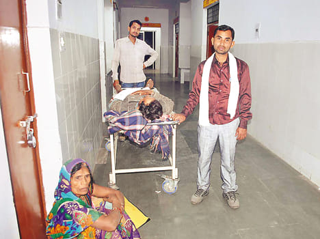 50 samvida wardboy sac, patient relatives pulling stracher