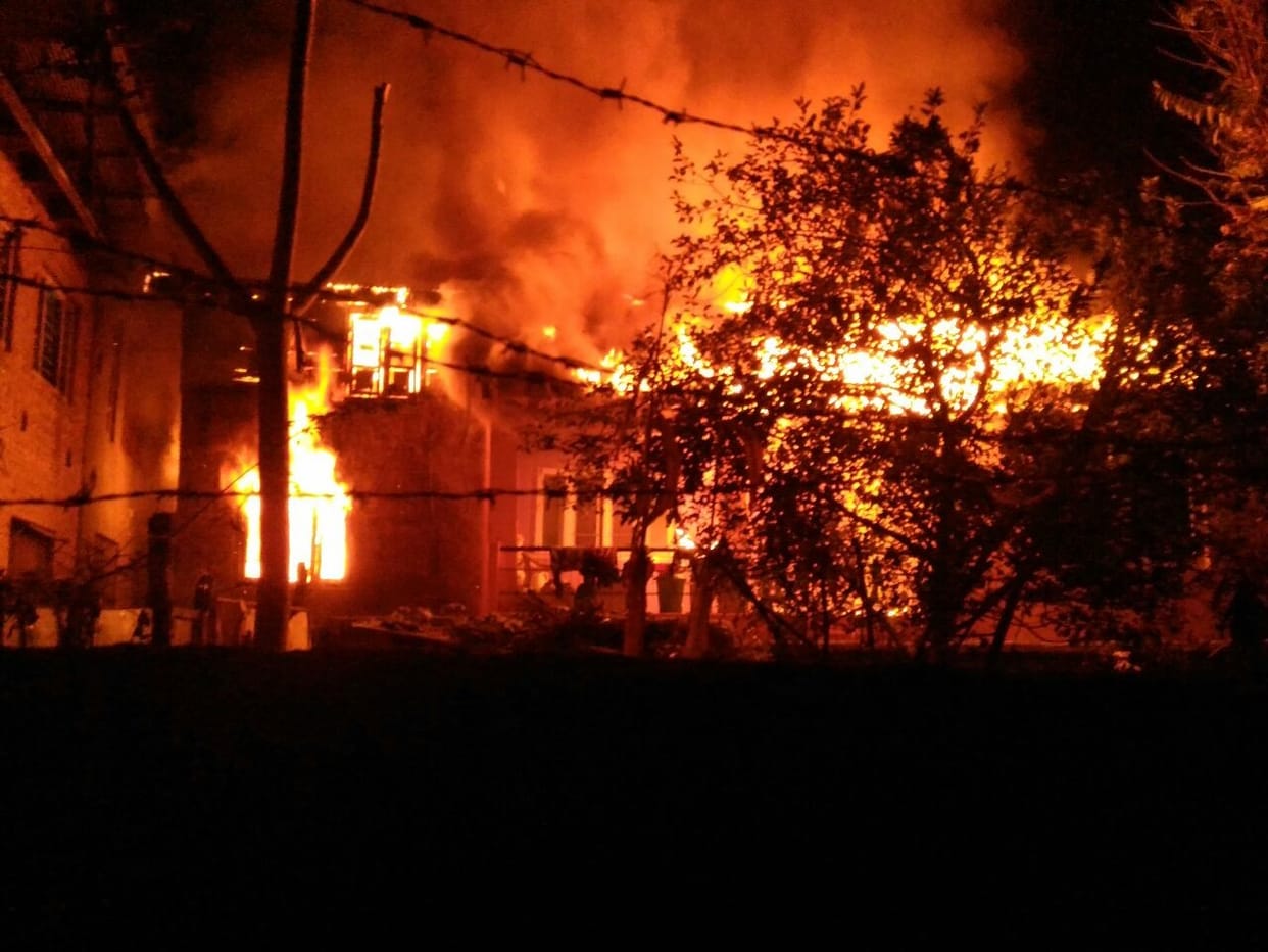 fire on cow shed, six pet burent