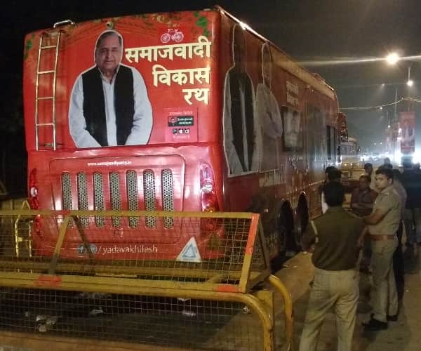 Akhilesh Yadav rath repairing in Lucknow.