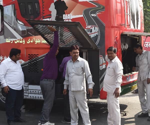 Akhilesh Yadav rath repairing in Lucknow.