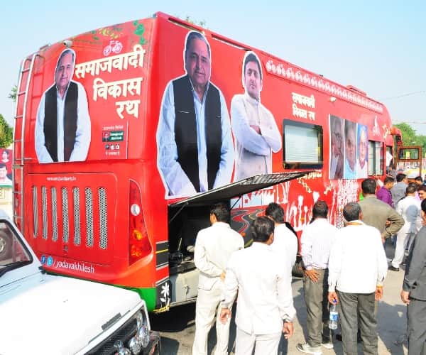 Akhilesh Yadav rath repairing in Lucknow.
