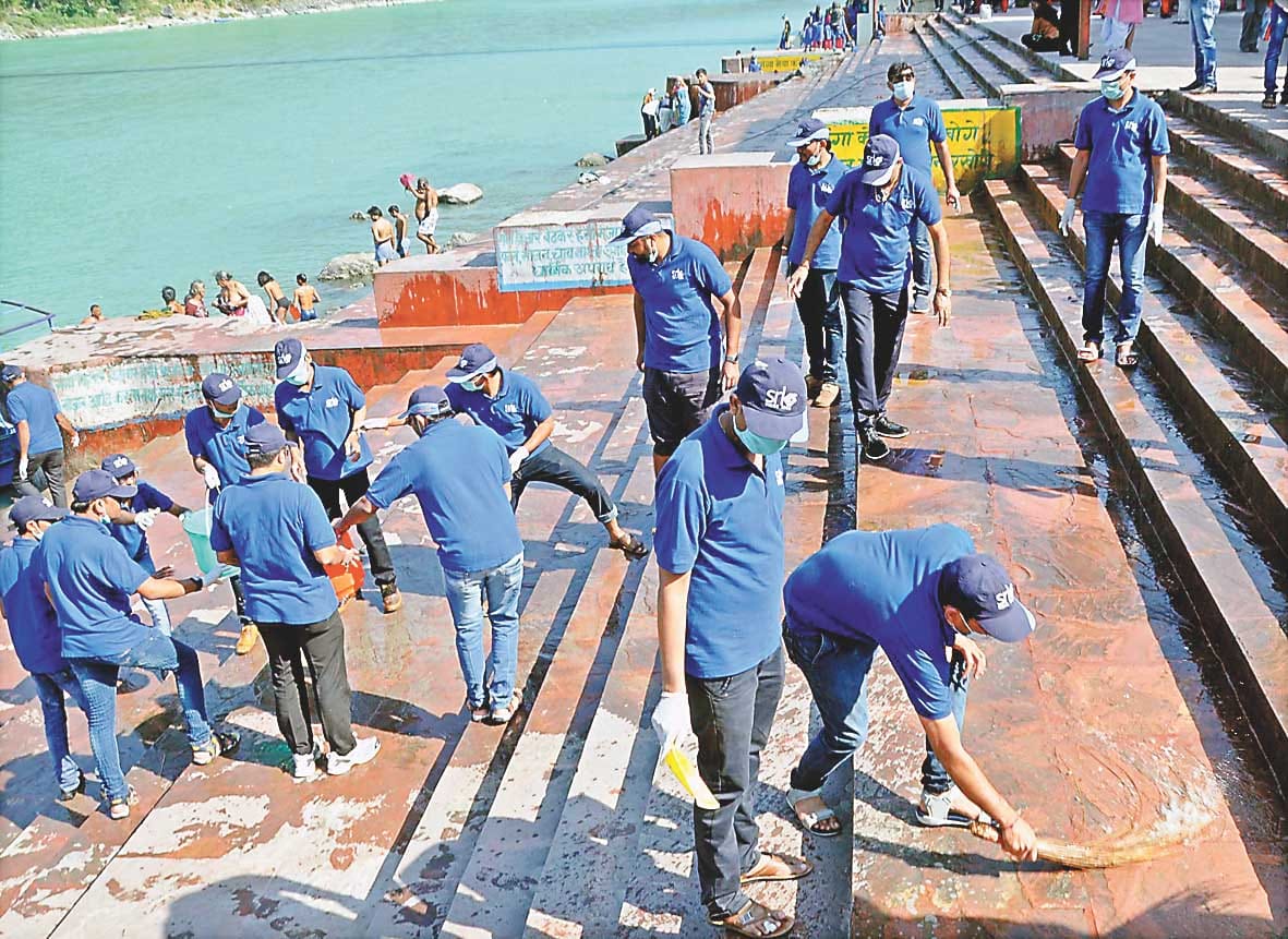 People are traveling with the message of hygiene