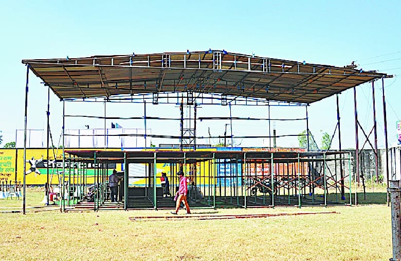 One and a half kilometers from the rally venue in a helicopter descend BJP president