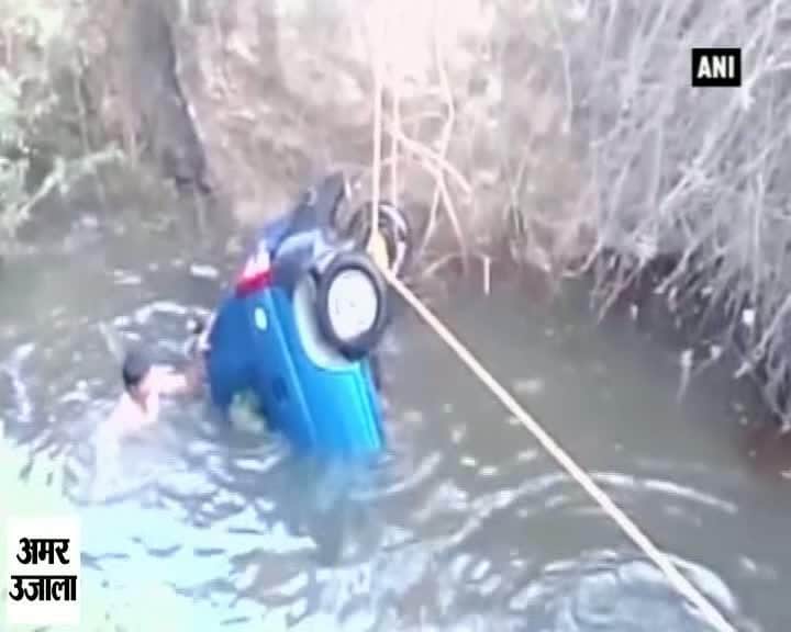 जगतियाला में कुएं में गिरी कार