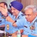 पत्रकारों से बात करे एयर मार्शल चीफ डीबी देव