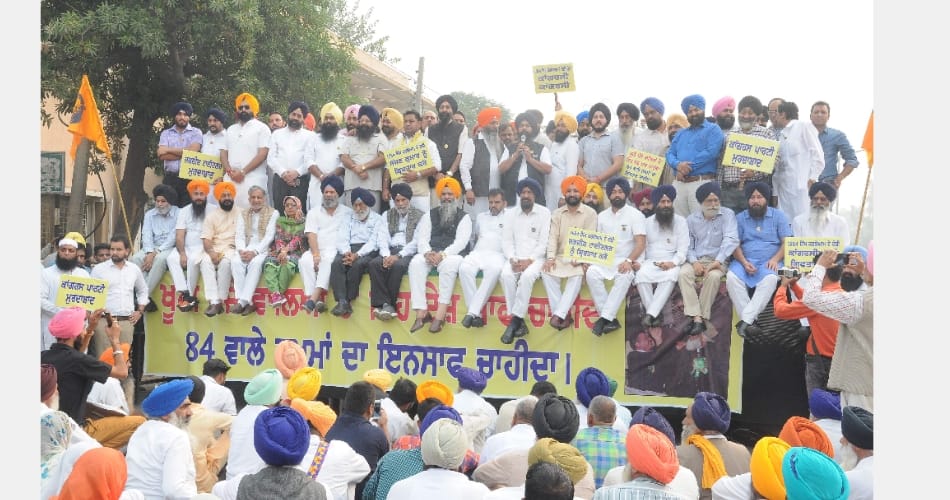 akali dal protest outside captain amarinder singh motimehal in patiala