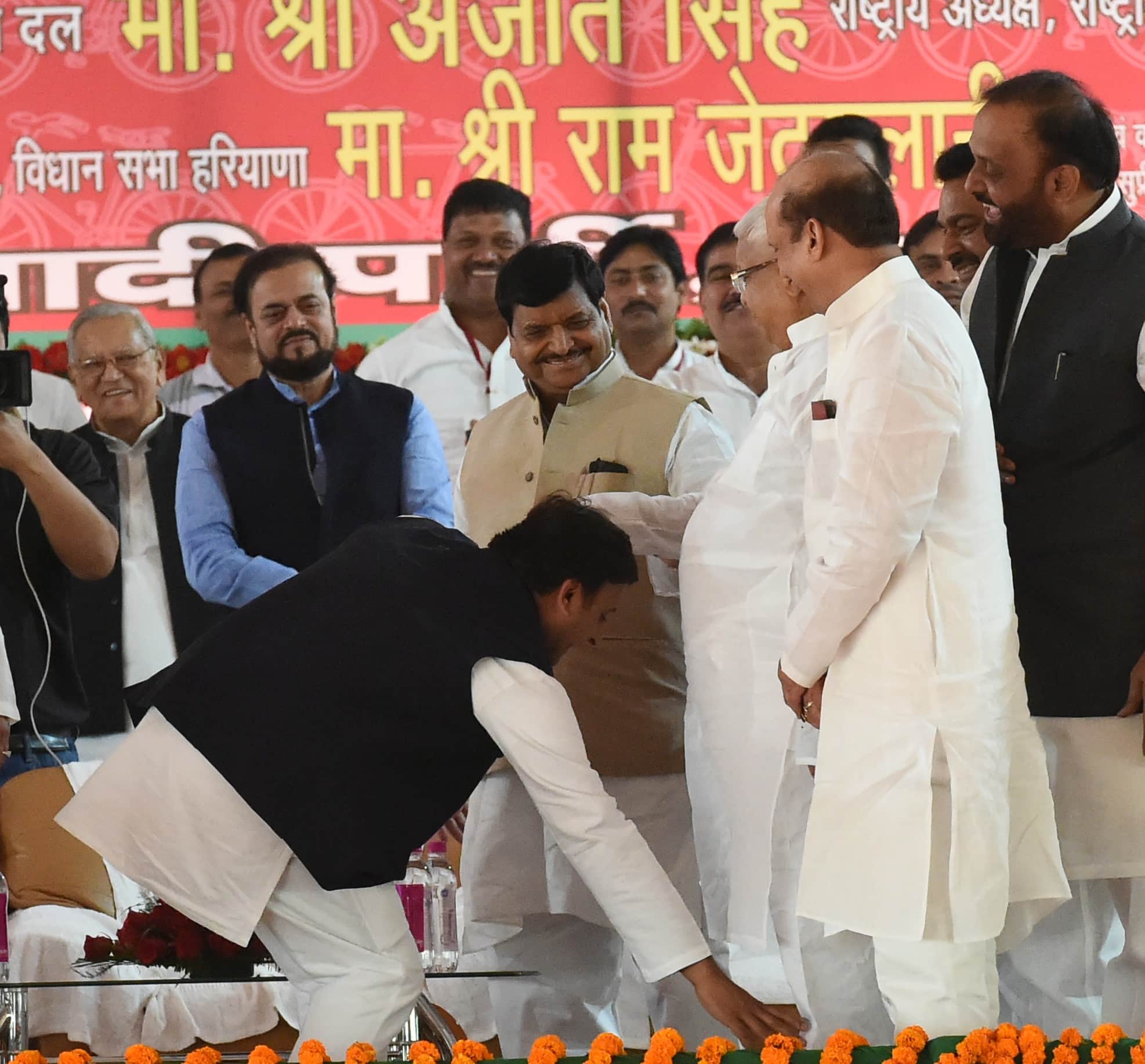 janeshwar mishra ordered that no one will touch feet on sp