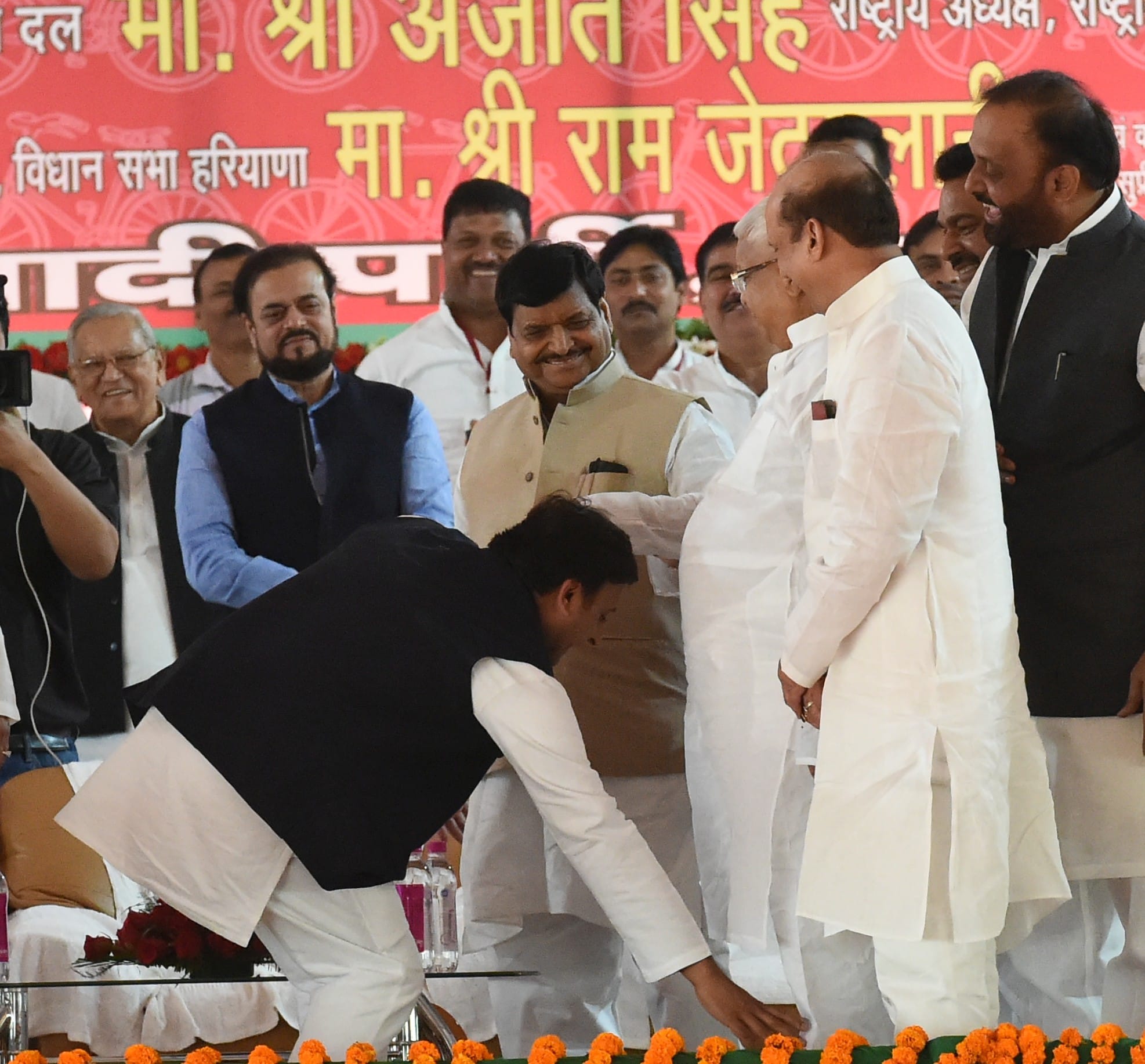 janeshwar mishra ordered that no one will touch feet on sp