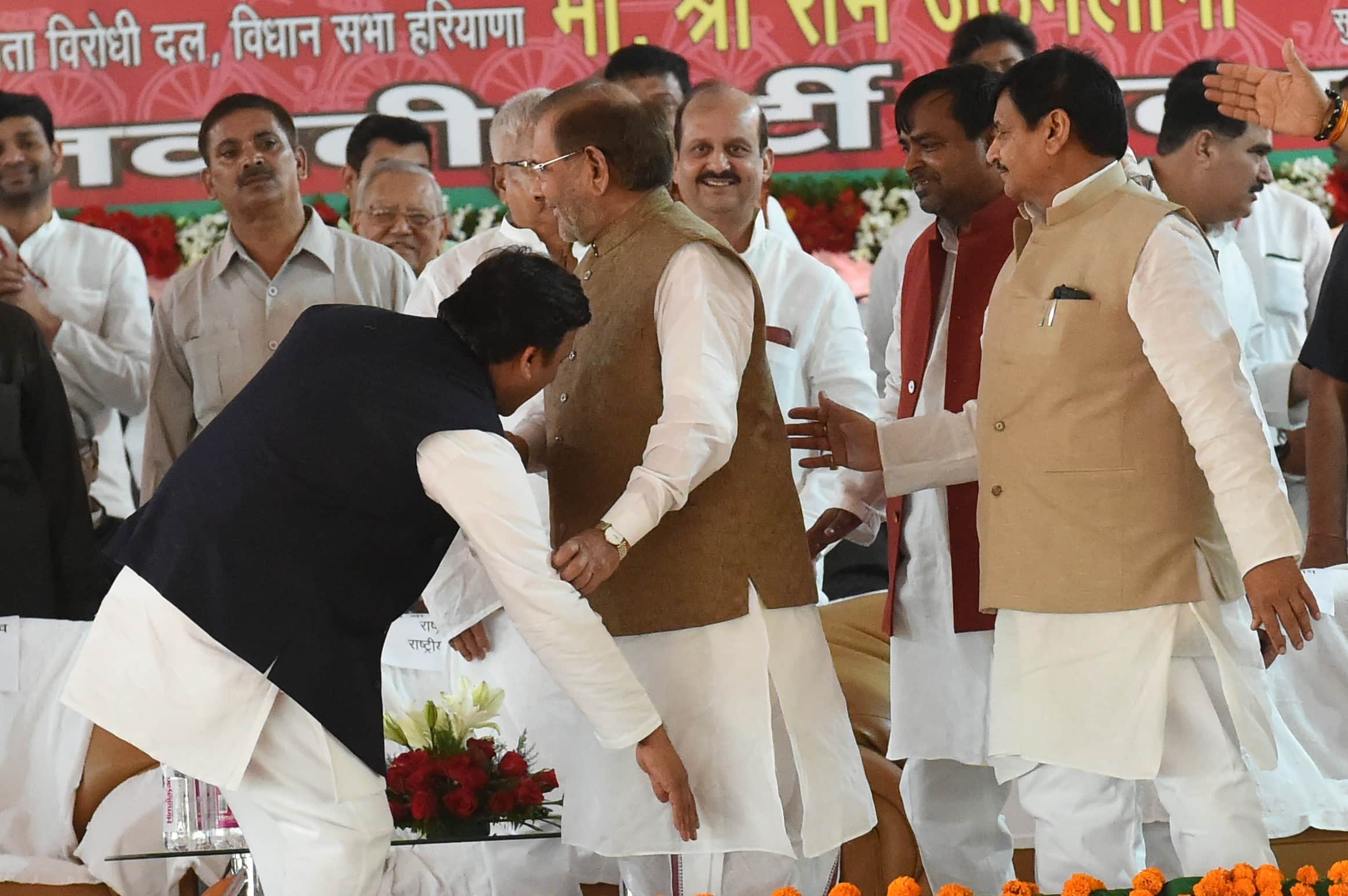 janeshwar mishra ordered that no one will touch feet on sp