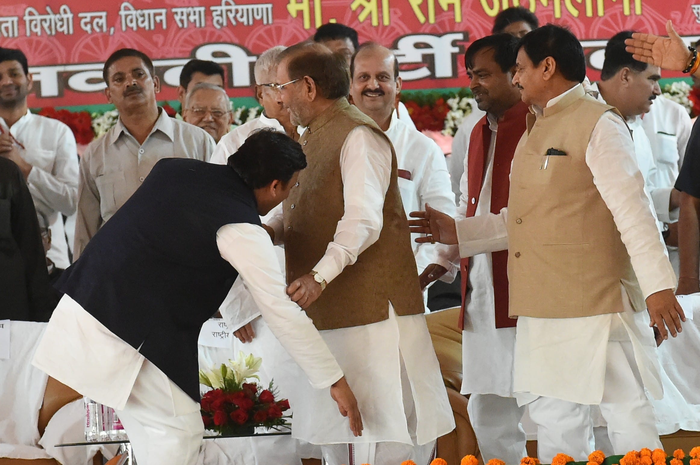 janeshwar mishra ordered that no one will touch feet on sp