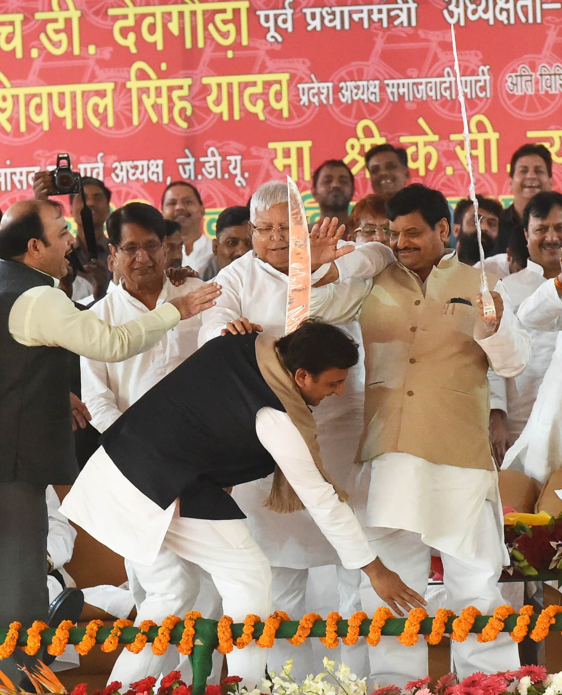 janeshwar mishra ordered that no one will touch feet on sp