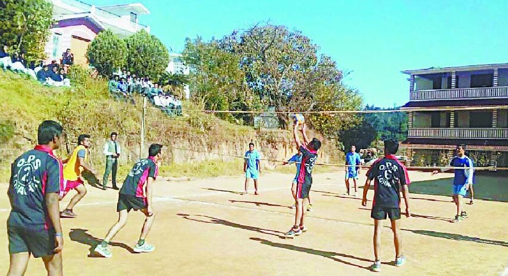 10 Class 11 defeated in volleyball