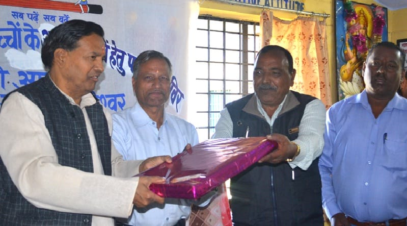 Assemblyman Das teachers distributed set of books