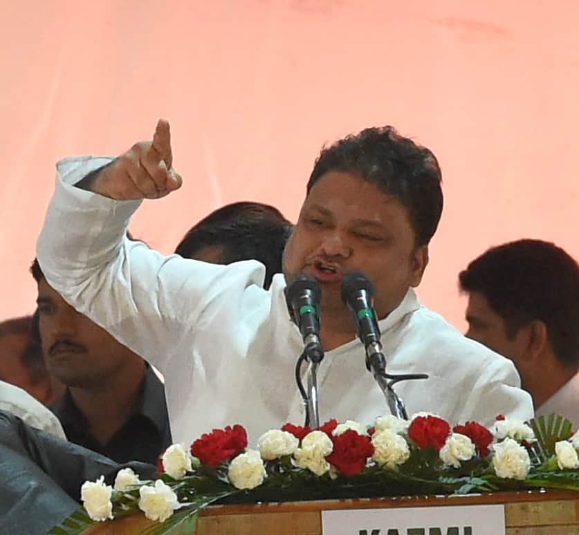 shivpal shows anger on akhilesh suporter javed abidi