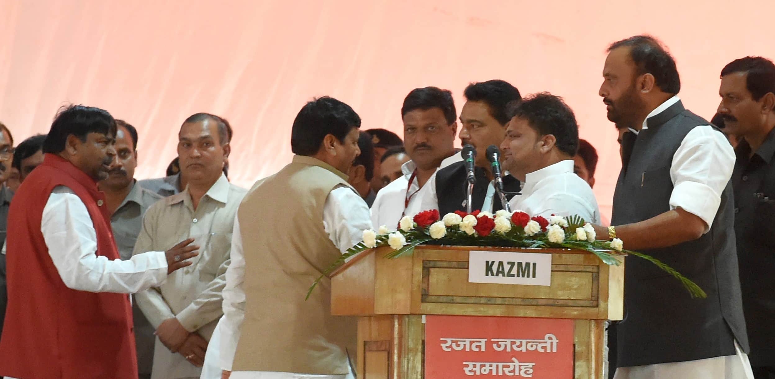 shivpal shows anger on akhilesh suporter javed abidi