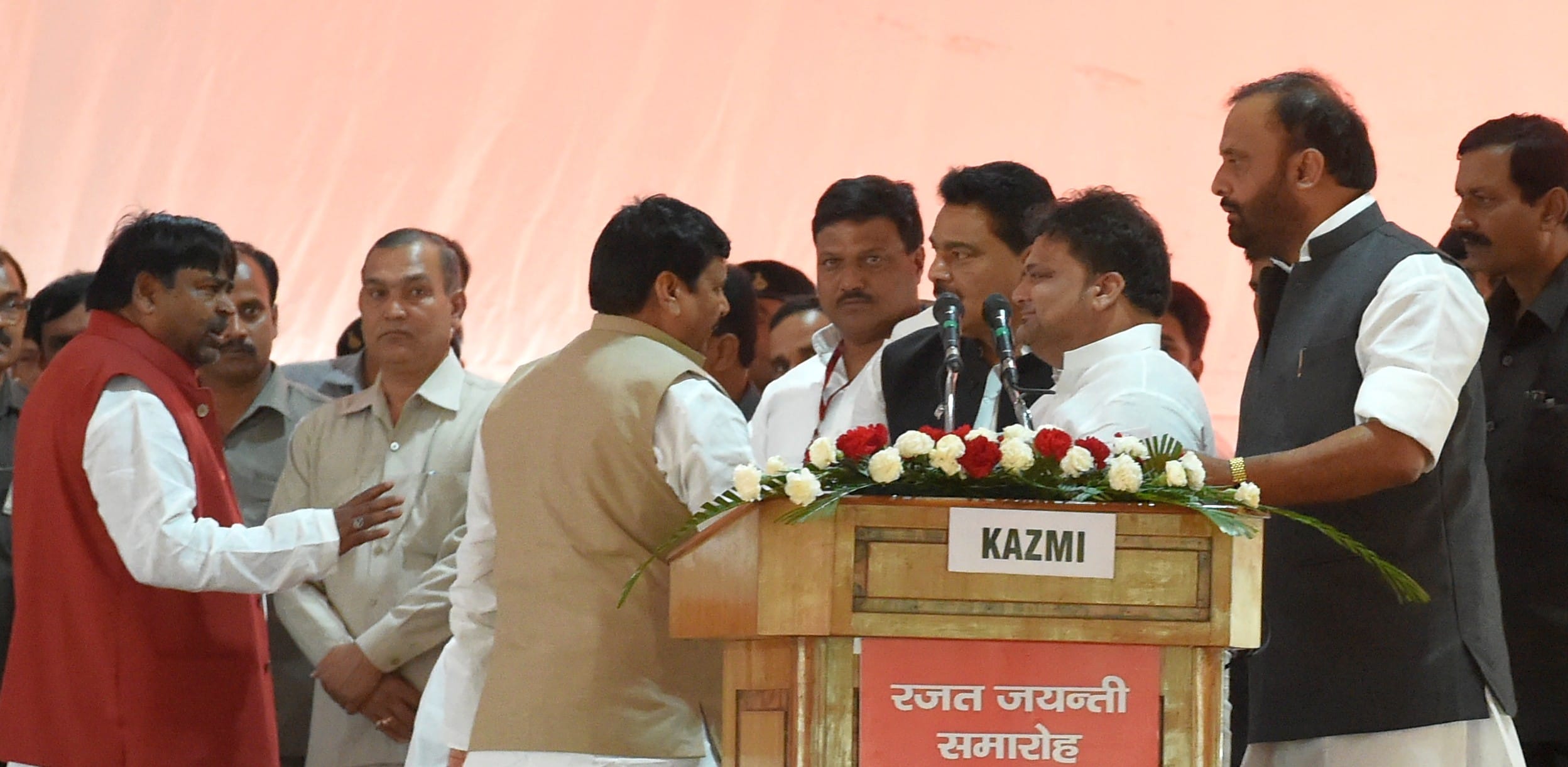 shivpal shows anger on akhilesh suporter javed abidi