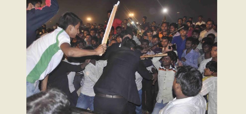 lathicharge in malini awasthi noida show