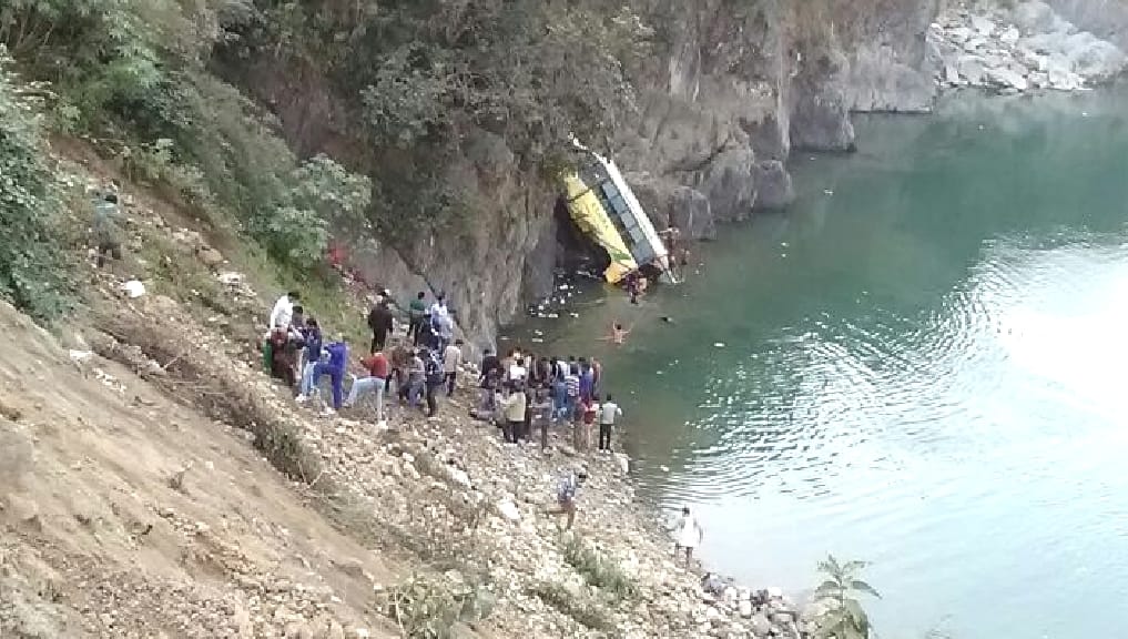 15 killed as private bus falls into Beas river at Mandi.