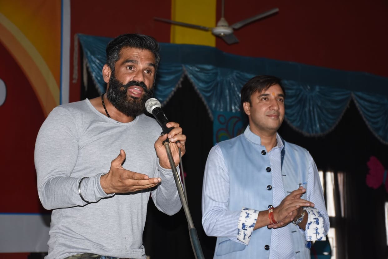 sunil shetty comment on govt and media